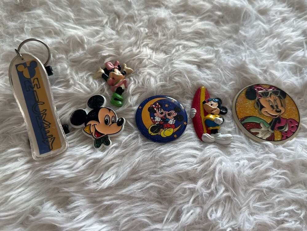 Lot of 6 Vintage Disney Mickey and Minnie Mouse Pins and Skateboard Keychain